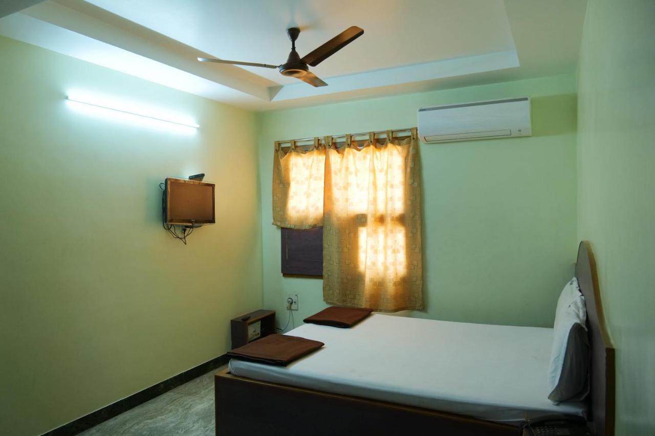 Hotel Vijay Поллачі Екстер'єр фото