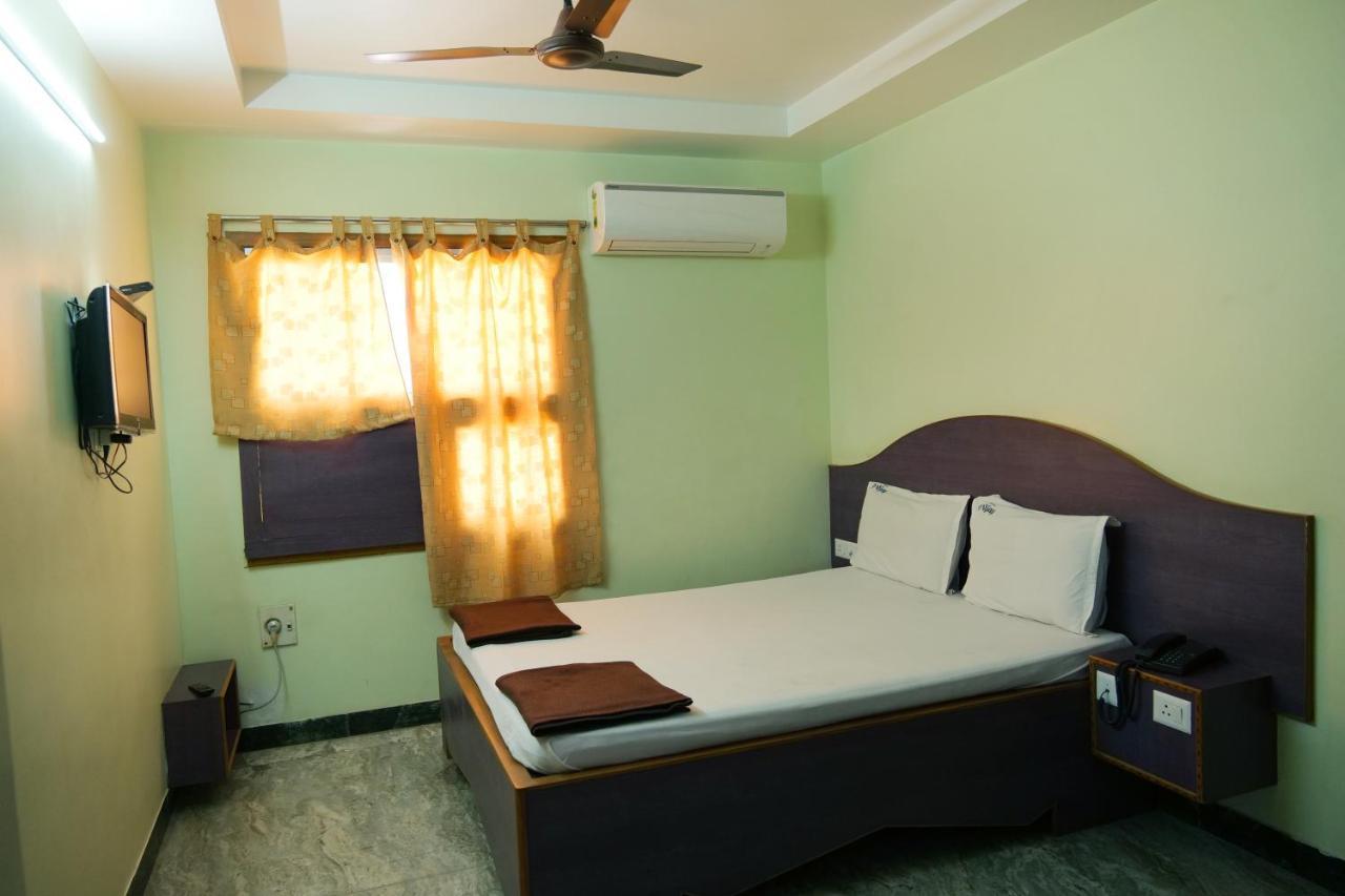 Hotel Vijay Поллачі Екстер'єр фото