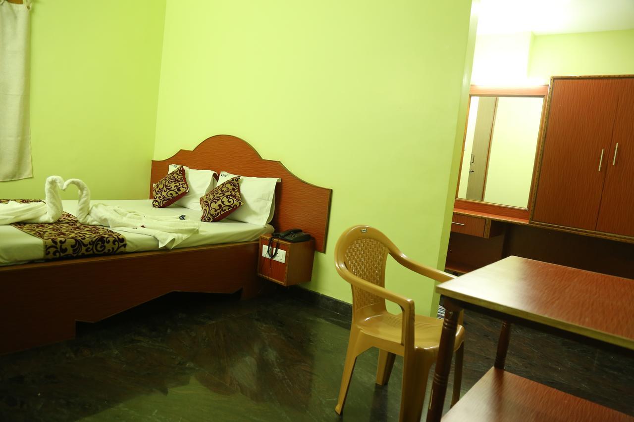 Hotel Vijay Поллачі Екстер'єр фото