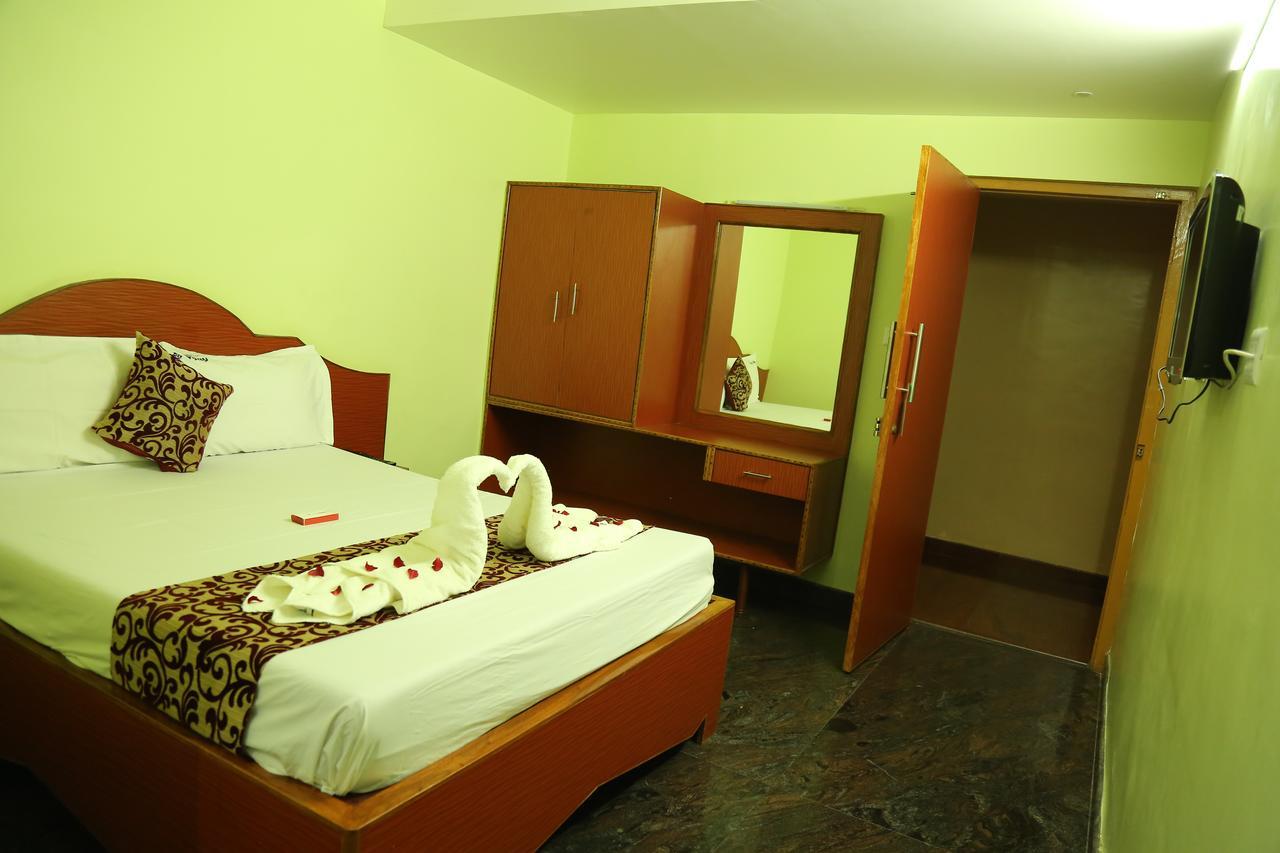 Hotel Vijay Поллачі Екстер'єр фото