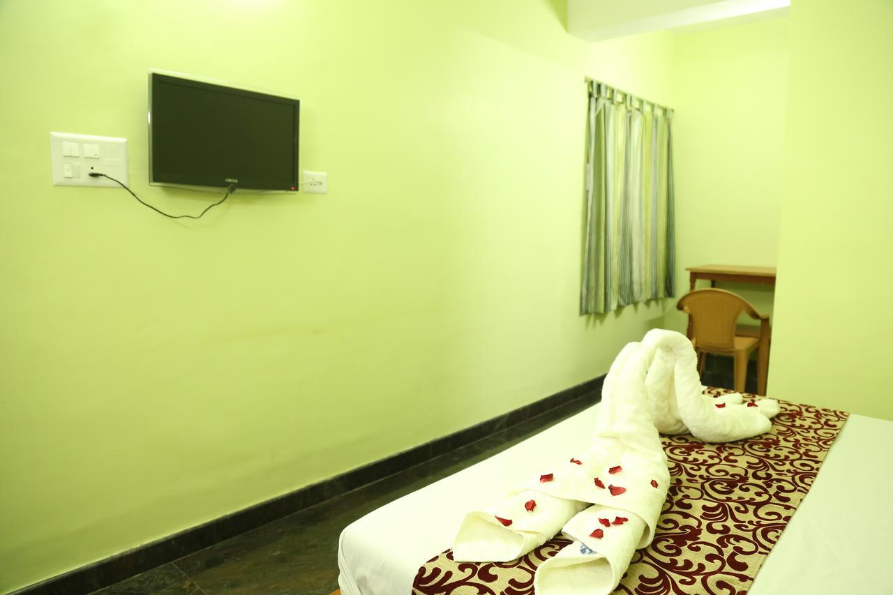 Hotel Vijay Поллачі Екстер'єр фото